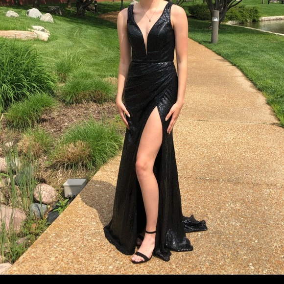 Beautiful Alyce Paris formal gown. Size 2 - Picture 8 of 8